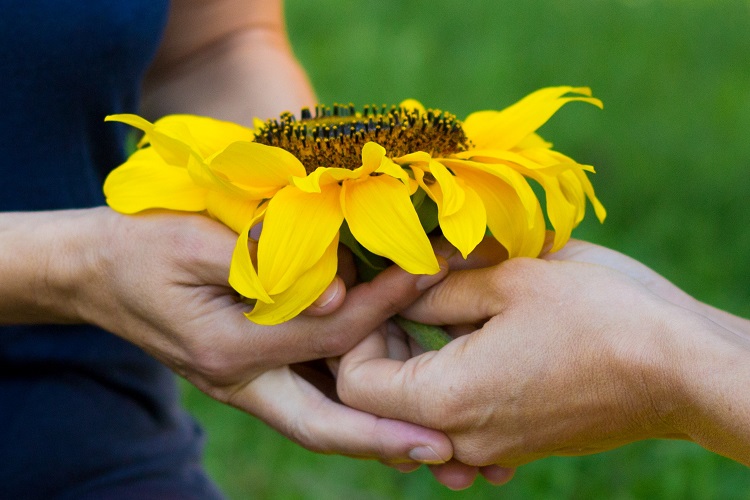 Jeder Mensch hat das Grundbedürfnis nach Berührung. Berührung gibt uns das Gefühl von Geborgenheit und Sicherheit und wir brauchen sie, um uns selbst zu spüren.