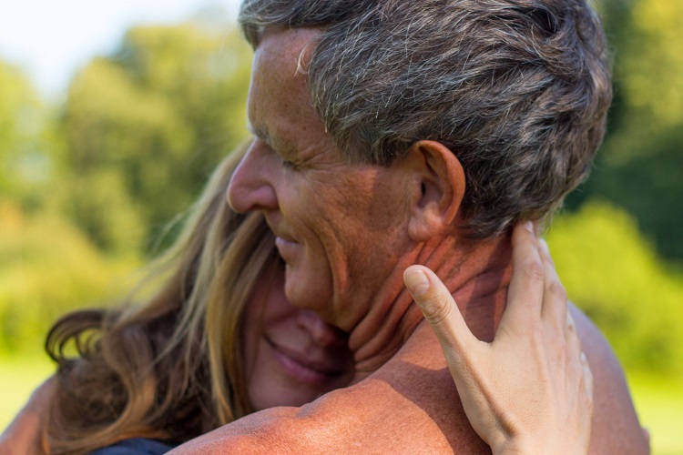 Ohne die Erfahrung von Liebe und Wertschätzung in einer sicheren Bindung kann es schwer gelingen sich selbst zu lieben und für die Erfüllung der eigenen Bedürfnisse zu sorgen. Mit dem therapeutischen Konzept des Bonding ist es möglich neue positive Erfahrungen zu machen.